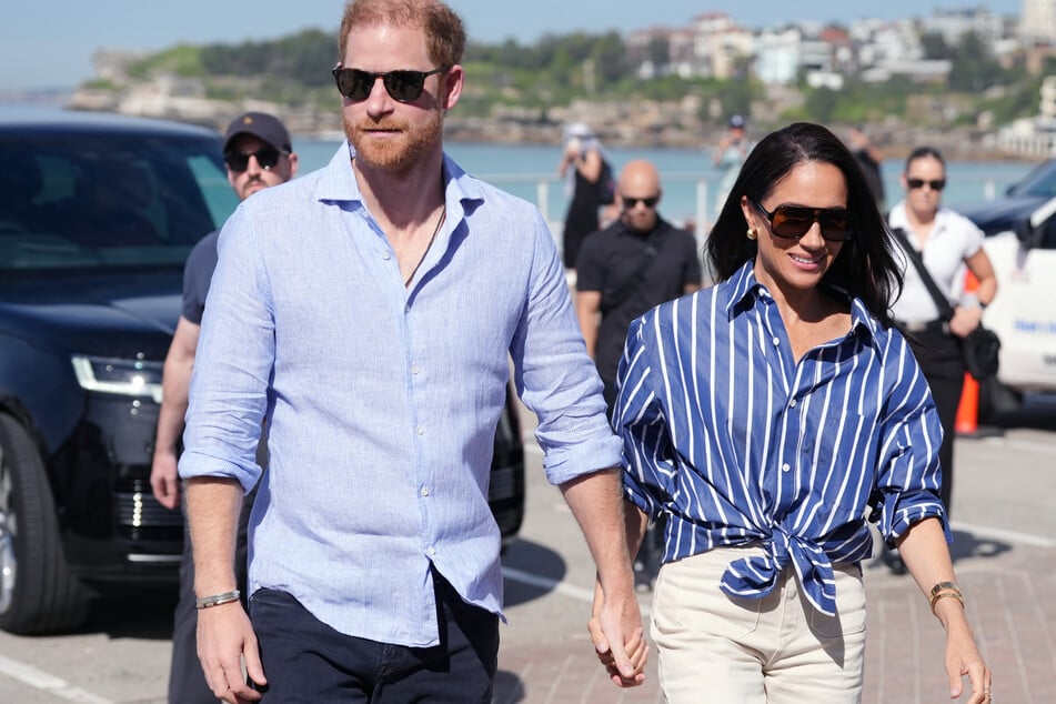 Prince Harry (l.) and Meghan Markle will travel to the UK together with their two children in July.