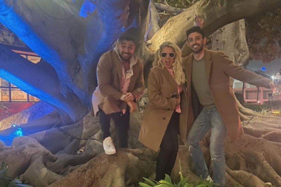 Britney Spears (c.) has continued to spark concerns about her well-being with her most recent Instagram post.