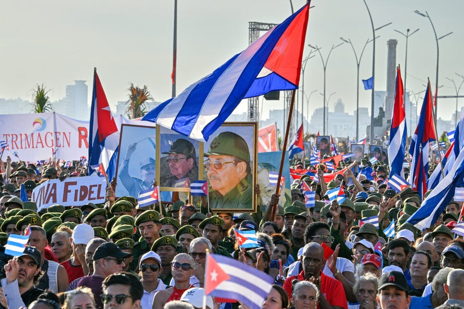 Thousands of protesters showed support for Raúl Castro outside the American embassy in Havana after the former Cuban president was indicted by the US.
