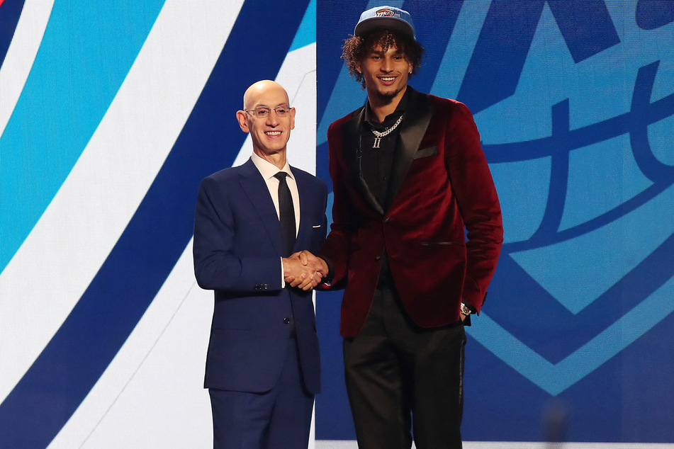 The Dallas Mavericks used the 12th pick traded from the Oklahoma City Thunder to select Duke center Dereck Lively II (r.).