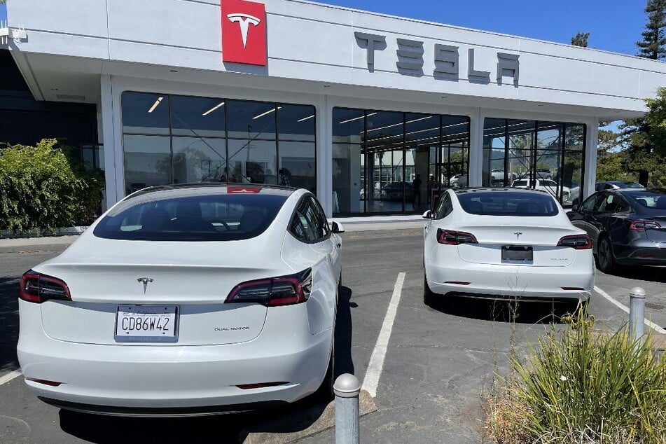 Labor board rules Tesla ban on shirts supporting union unlawful