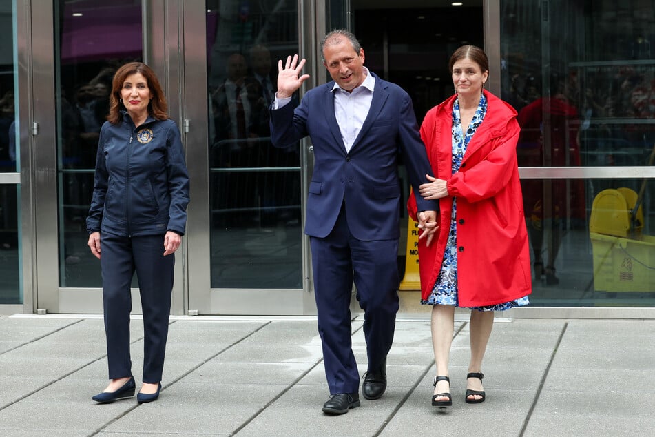 New York City Comptroller Brad Lander (c.) is accompanied by his wife, Meg Barnette (r.), and New York Governor Kathy Hochul as he exits an immigration court after being arrested.