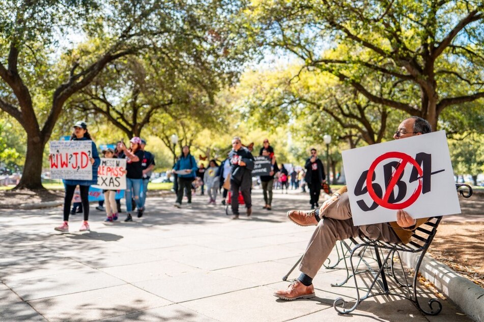 Immigrants' rights groups sue Texas to block "Show Me Your Papers" law