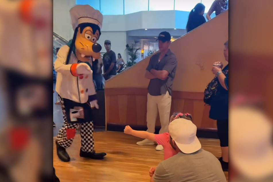 Hollywood star Matt Damon (55, M.) observed Loryn Powell’s daughter’s first meeting with Goofy.