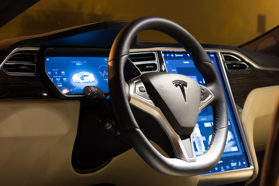 Tesla's latest update for full self-driving mode comes with a warning, telling drivers to keep their hands on the wheel.