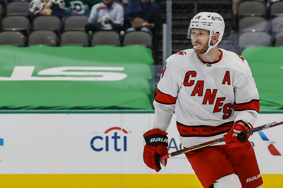 NHL: The Hurricanes bury the Blackhawks again to stay atop the standings