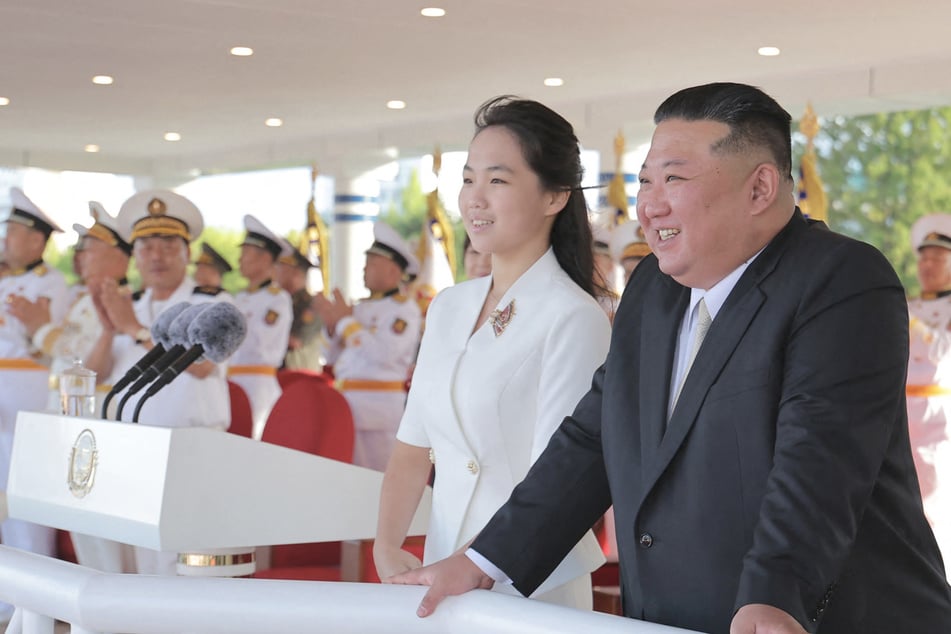 North Korean leader Kim Jong Un's (r) daughter Kim Ju Ae has been regularly accompanying him at public events. New intel from South Korea's spy agency now suggests that the teen has a younger sibling.