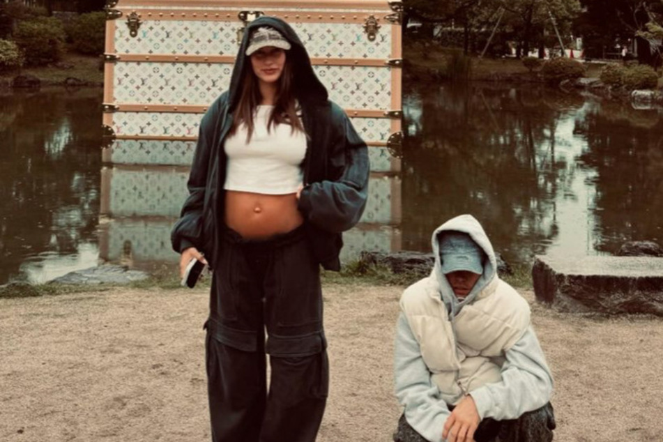 Hailey and Justin Bieber (r.) have shared more looks at the model's growing bump.