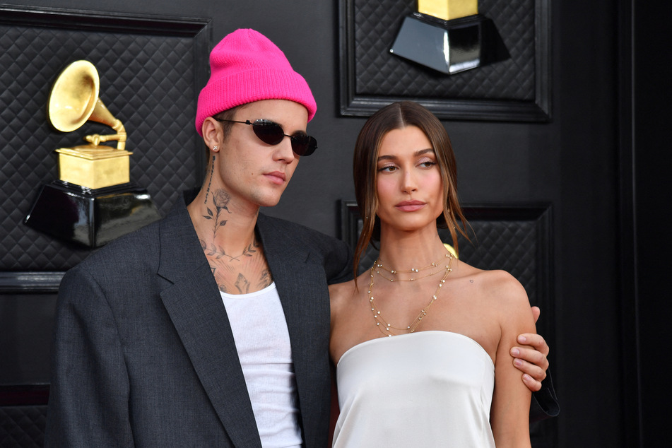 Rumors about a possible marriage crisis between Justin Bieber (l.) and Hailey Bieber (r.) have been circulating for some time.