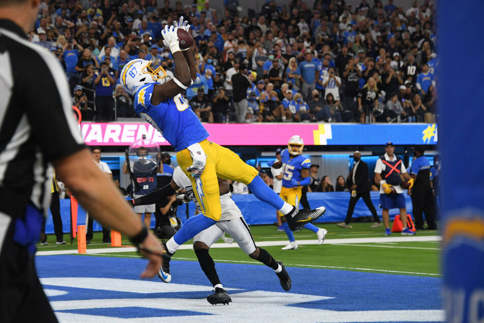 Los Angeles Chargers tight end Jared Cook hauls in a ten yard touchdown pass during the second quarter action.