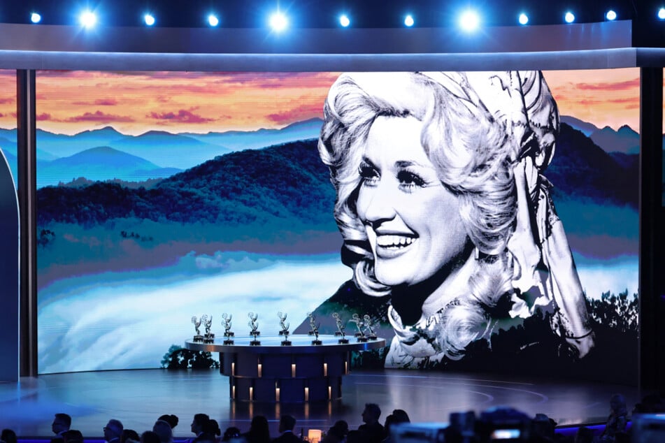 At the event, Dolly Parton was honored not only for her musical achievements but also for her down‑to‑earth personality and charitable spirit. Her colleague, Emmylou Harris, presented the award.