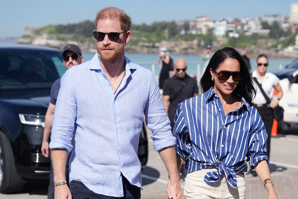 Prince Harry and Meghan Markle (r.), pictured above holding hands, have apparently made up their minds on where they'll spend the holidays.