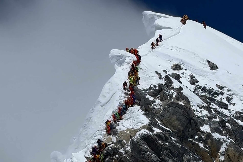 US climber smashes Mount Everest speed record by an hour!
