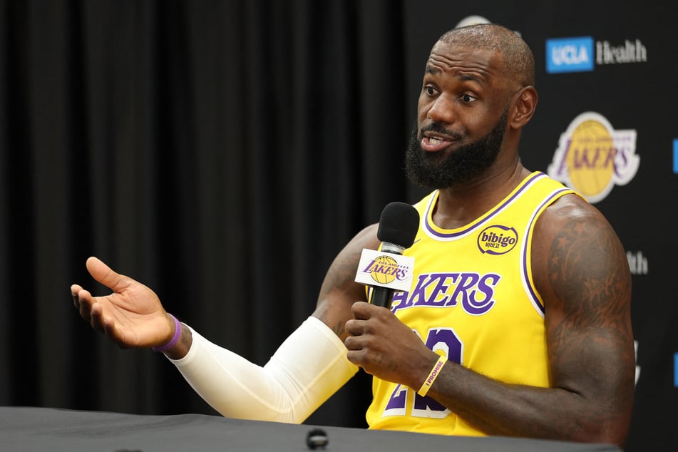 LeBron James successfully completed a full practice session with the Los Angeles Lakers on Monday.
