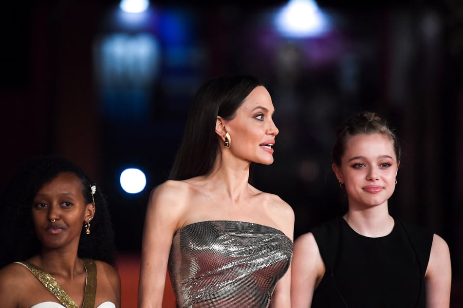 Angelina Jolie (c) with her daughters Zahara Jolie (l) and Shiloh Jolie (r.)