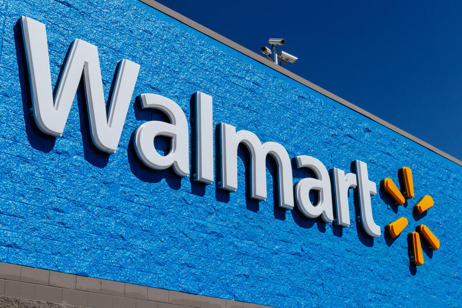 Florida shoppers brawl with police officer over PlayStation 5!