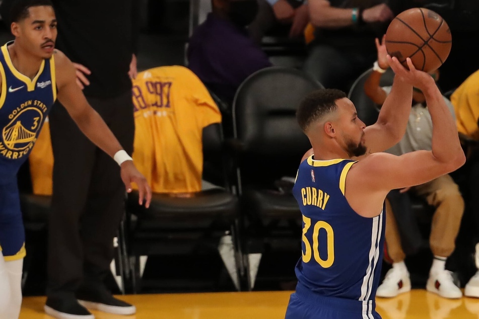 NBA: Warriors keep marching on after blowing out the Blazers at home