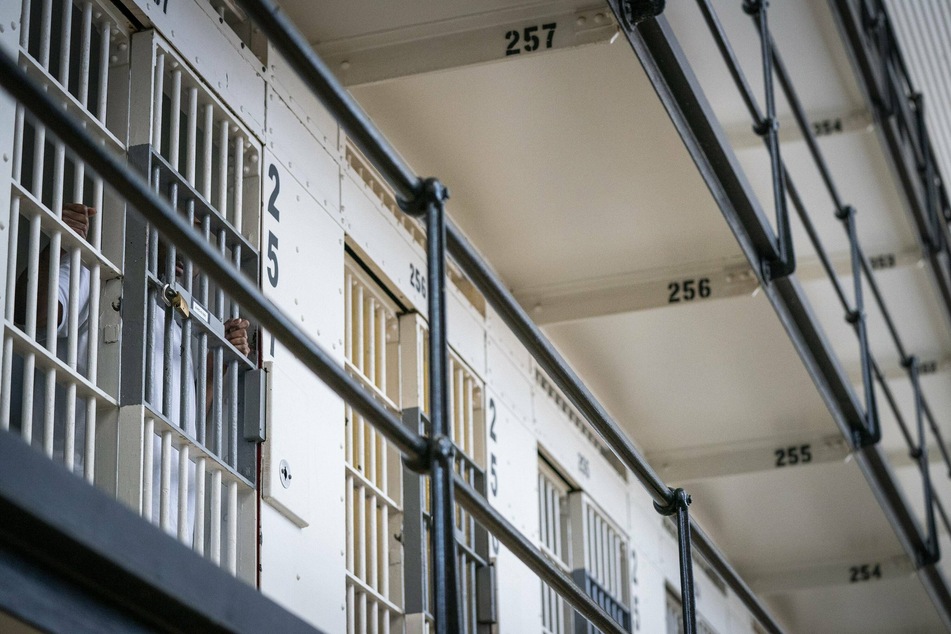 South Carolina inmates attempt break out and lock guard in cell