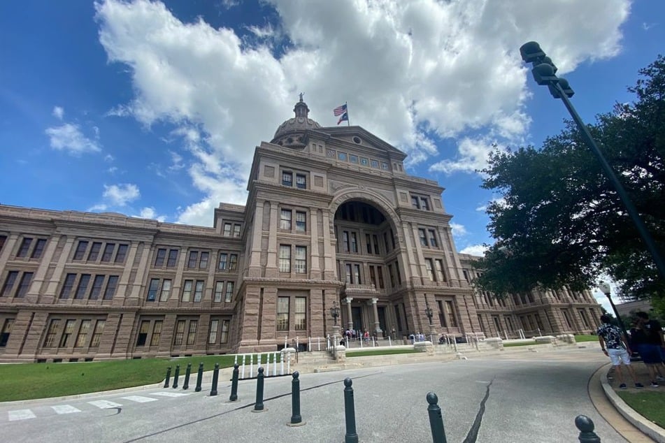 Texas Supreme Court temporarily blocks Gov. Abbott's mask mandate ban in schools