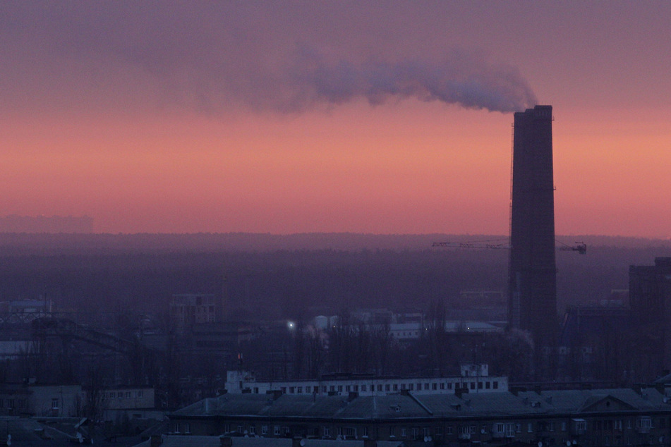 Kyiv rocked by gunfire and explosions, but government says it has control