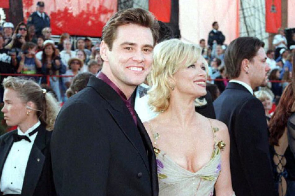 The iconic comedy Dumb and Dumber brought Jim Carrey and Lauren Holly (r.) together.
