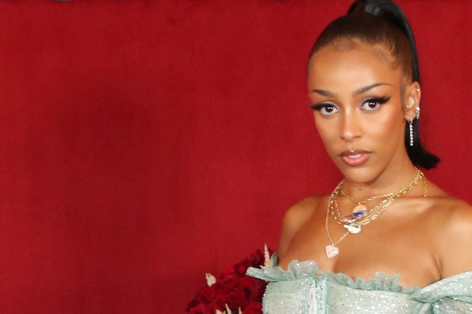 Doja Cat shaves off her eyebrows on Instagram Live