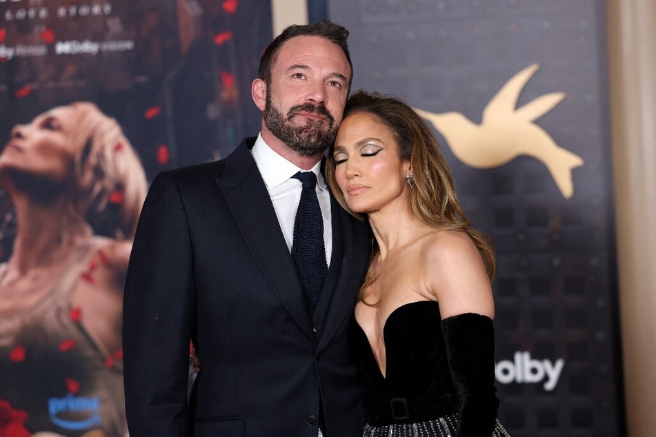 Jennifer Lopez (r.) praised the support of her family as the state of her marriage to Ben Affleck remains uncertain.