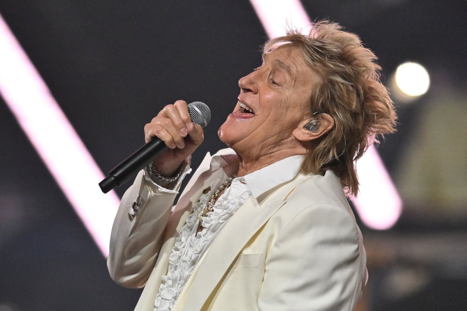 Rod Stewart performs after accepting the Lifetime Achievement Award onstage during the 51st American Music Awards in Las Vegas, Nevada, on May 26, 2025.
