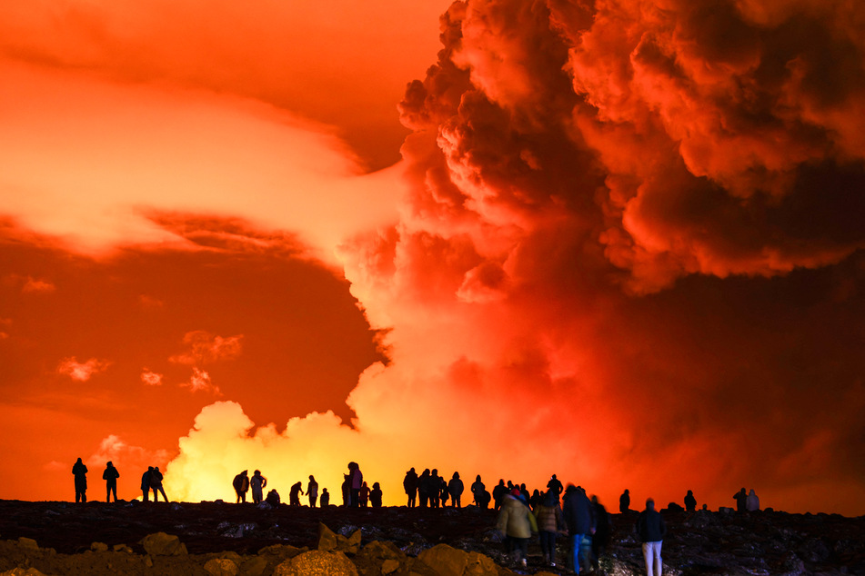 Lava continued to advance on Sunday after a new volcanic fissure erupted on an Icelandic peninsula.