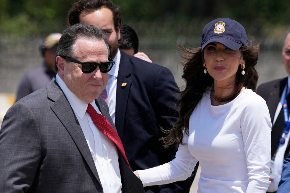 Homeland Security Secretary Kristi Noem (r.) arrived in El Salvador on Wednesday for talks on migrant deportations and a visit to a mega-prison housing Venezuelans expelled by the Trump administration.