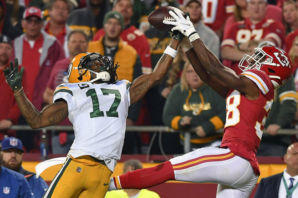 Jarius Sneed (r.) with a fourth-quarter interception.