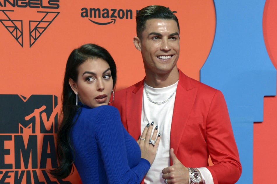 Soccer star Cristiano Ronaldo (r) has tied the knot with longtime partner Georgina Rodriguez!