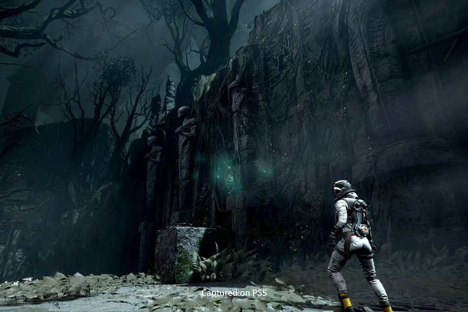 Astronaut Selene finds herself alone on an alien planet, trying to escape.
