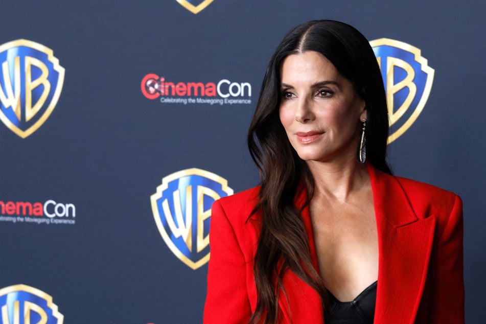 Actress Sandra Bullock showed off an adorable new tattoo tribute to her children during the premiere of Practical Magic 2 in London.