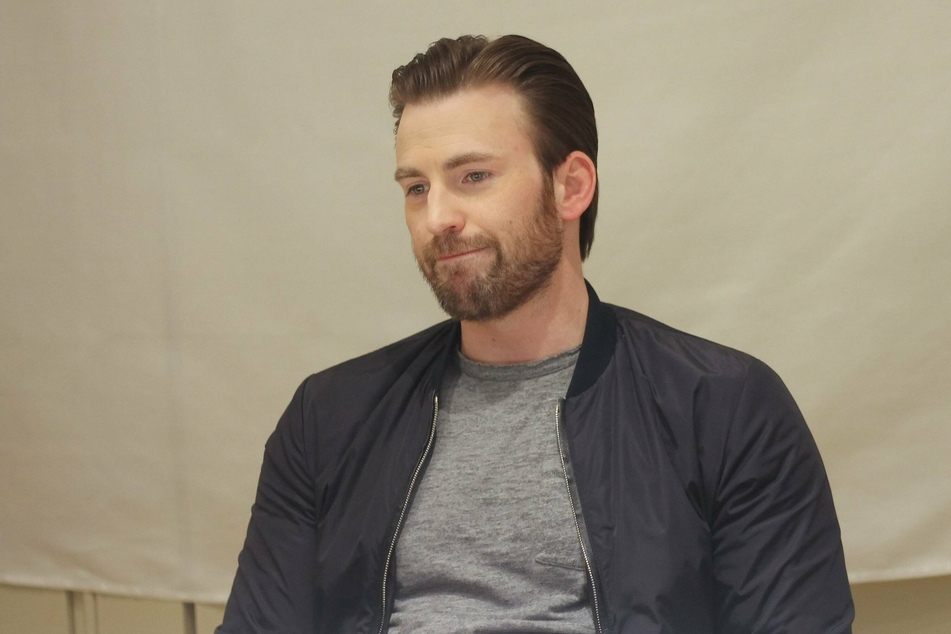 Captain America star Chris Evans accidentally posts nude photo