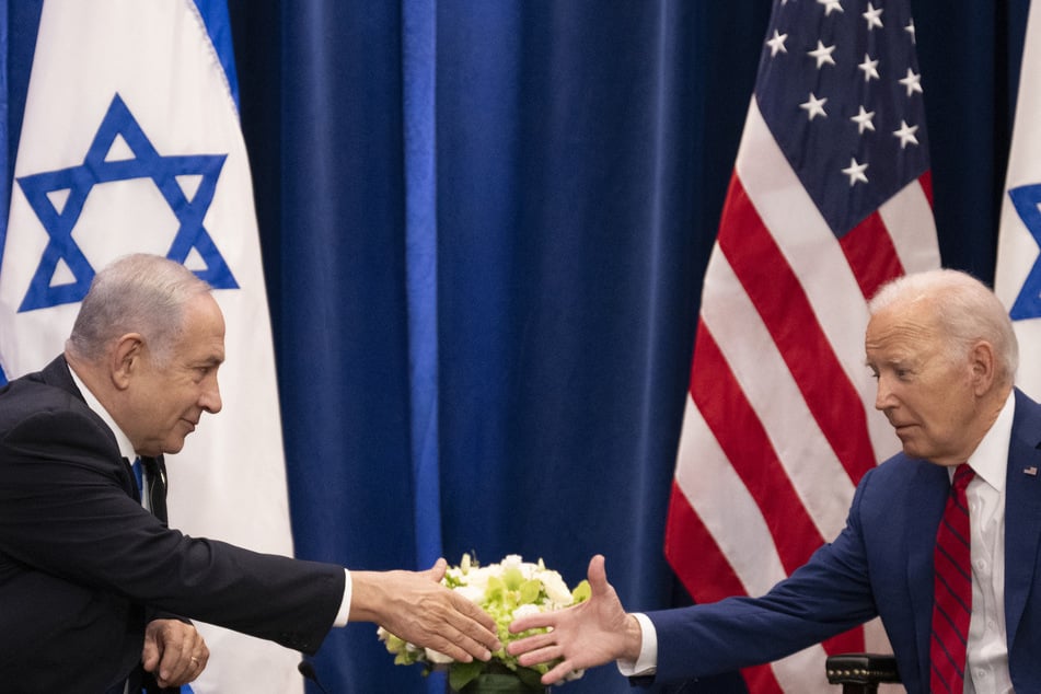 US President Joe Biden (r.) shakes hands with Israeli Prime Minister Benjamin Netanyahu (l.) as they meet on the sidelines of the 78th United Nations General Assembly in New York City on September 20, 2023.