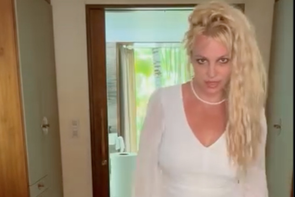 Britney Spears oddly shared that has a hard time understanding English after changing her name on Instagram.