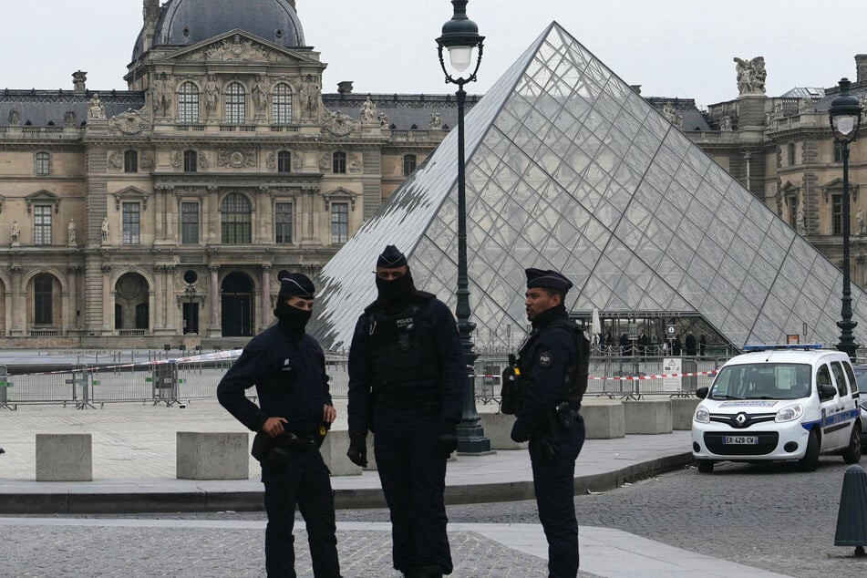 $100 million Louvre heist to get the big screen treatment with famous director