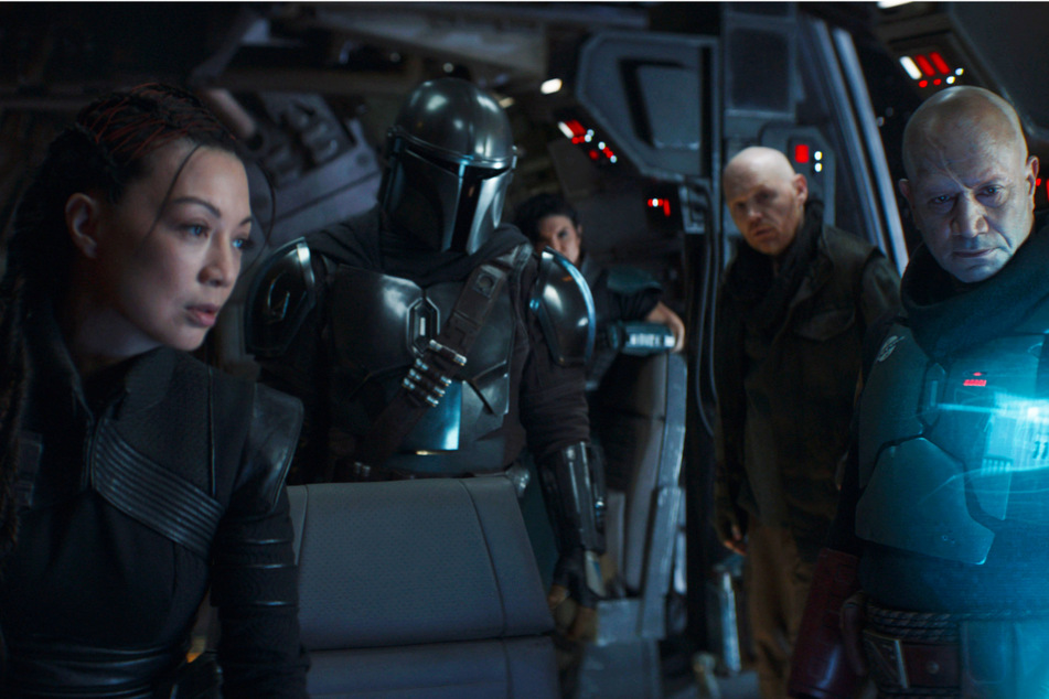 Fennec Shand (Ming-Na Wen, 57, l.) and Boba Fett (Temuera Morrison, 60, r.) will continue their roles from The Mandalorian in the new Star Wars series.