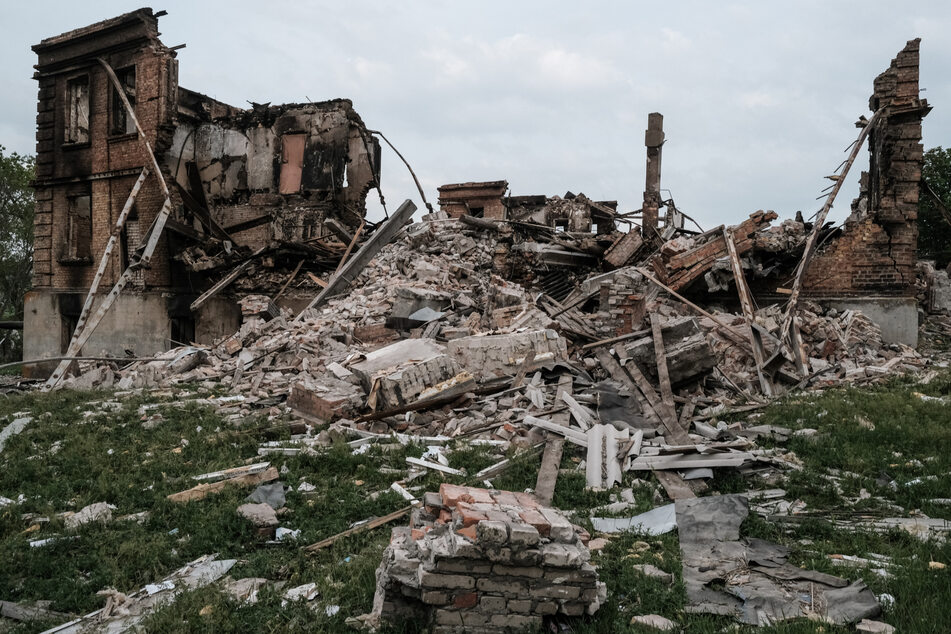 Russia claims control of Ukrainian stronghold in east