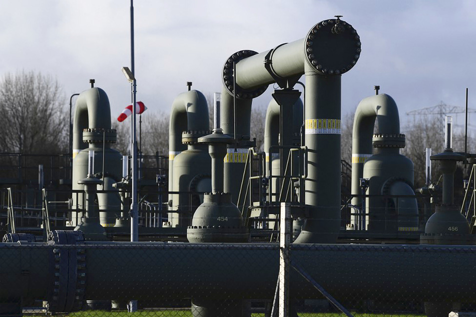 Climate action: Half of fossil fuel plants need to close early, study says