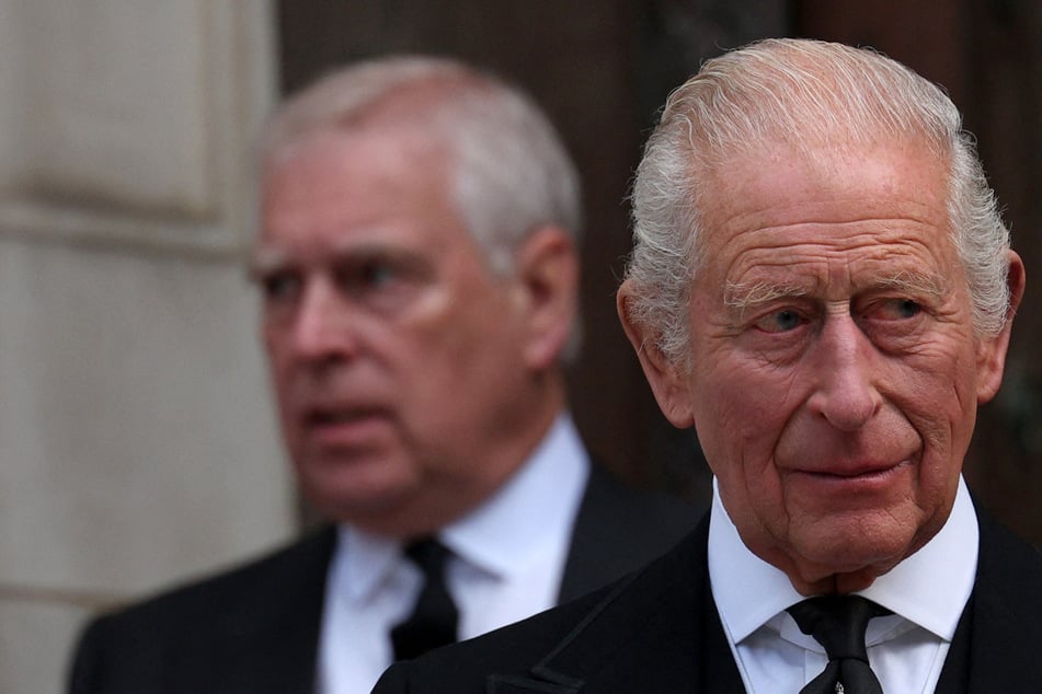 King Charles (r.) wants to help with the police investigation into his brother Andrew.