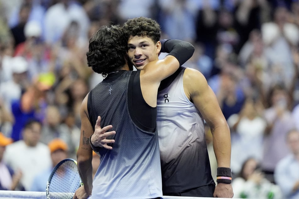 Ben Shelton (r.) hugs Carlos Alcaraz (l.) after winning their US Open quarter-final match.