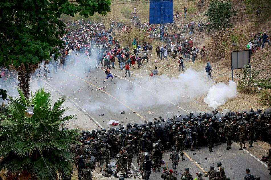 New migrant caravan met with tear gas and violence in Guatemala