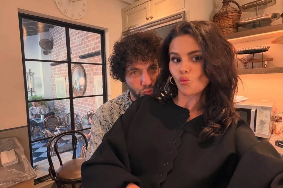 Selena Gomez (r.) and Benny Blanco have both expressed their excitement about starting a family.