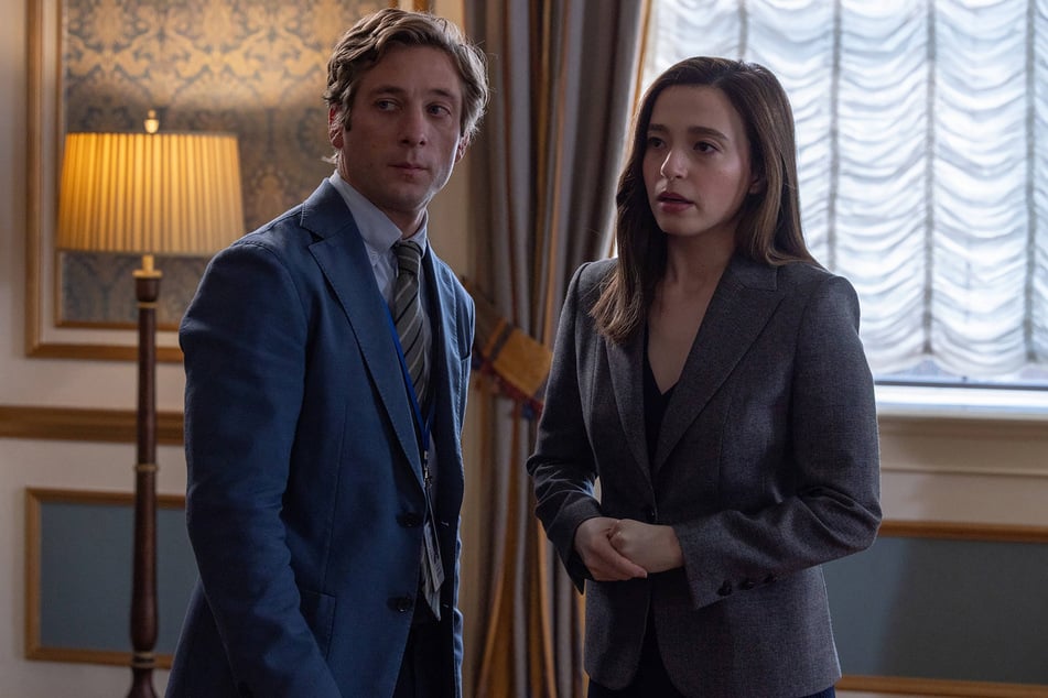 In The Social Reckoning, Mikey Madison (r.) stars as Frances Haugen, a young Facebook engineer who enlists the help of a Wall Street Journal reporter, played by Jeremy Allen White, to expose the network's secrets