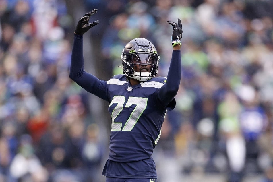 Accompanied by his mother, cornerback Tariq Woolen of the Seattle Seahawks wore a navy blue cropped suit that fans raved about!