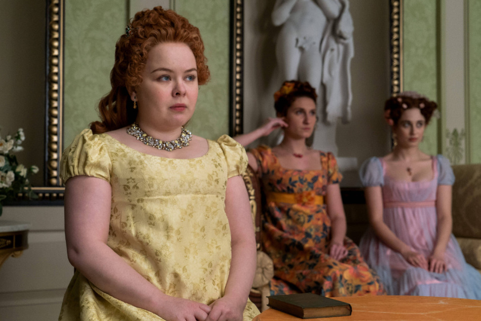 Nicola Coughlan (34, l.) portrays Penelope Featherington in Bridgerton.