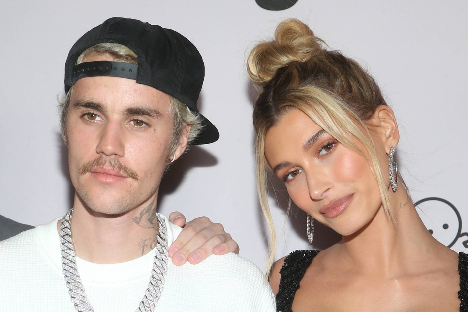 An insider has spilled the tea on where Justin and Hailey Bieber (r.) stand amid rumors that they're splitting up.