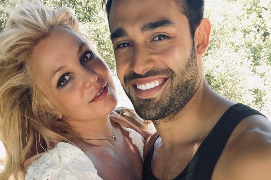 Sam Ashgari (r) set the record on his divorce rom Britney Spears.